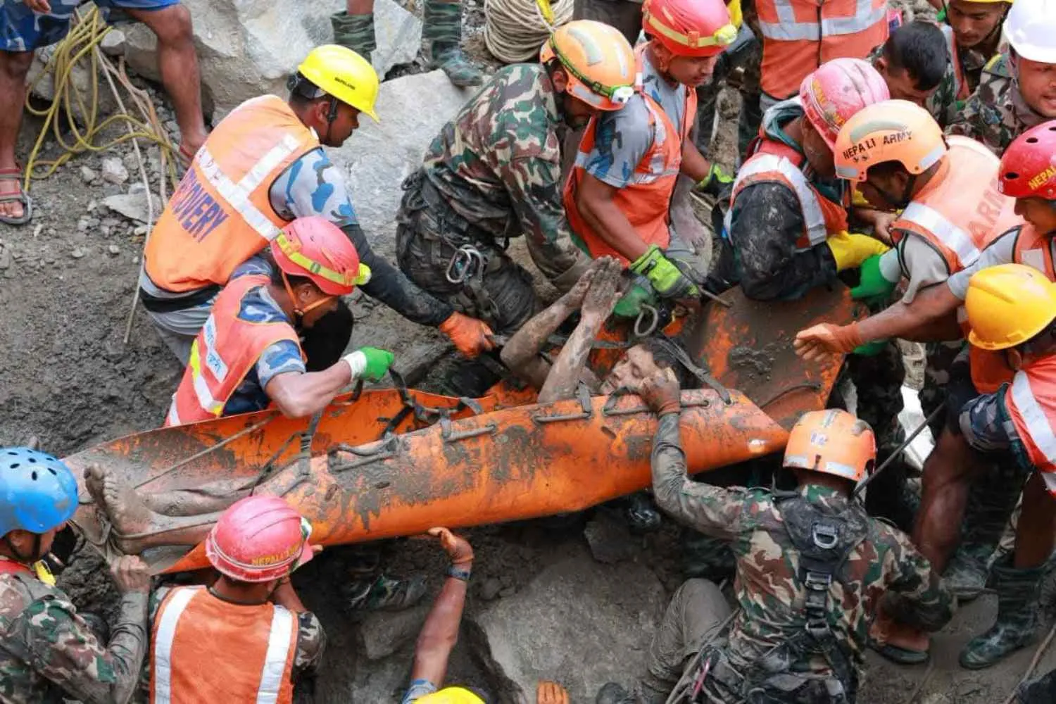 Miracolo in Nepal: estratti vivi due operai da un tunnel dopo 10 giorni (mentre il bilancio del disastro supera i 5500 dispersi)