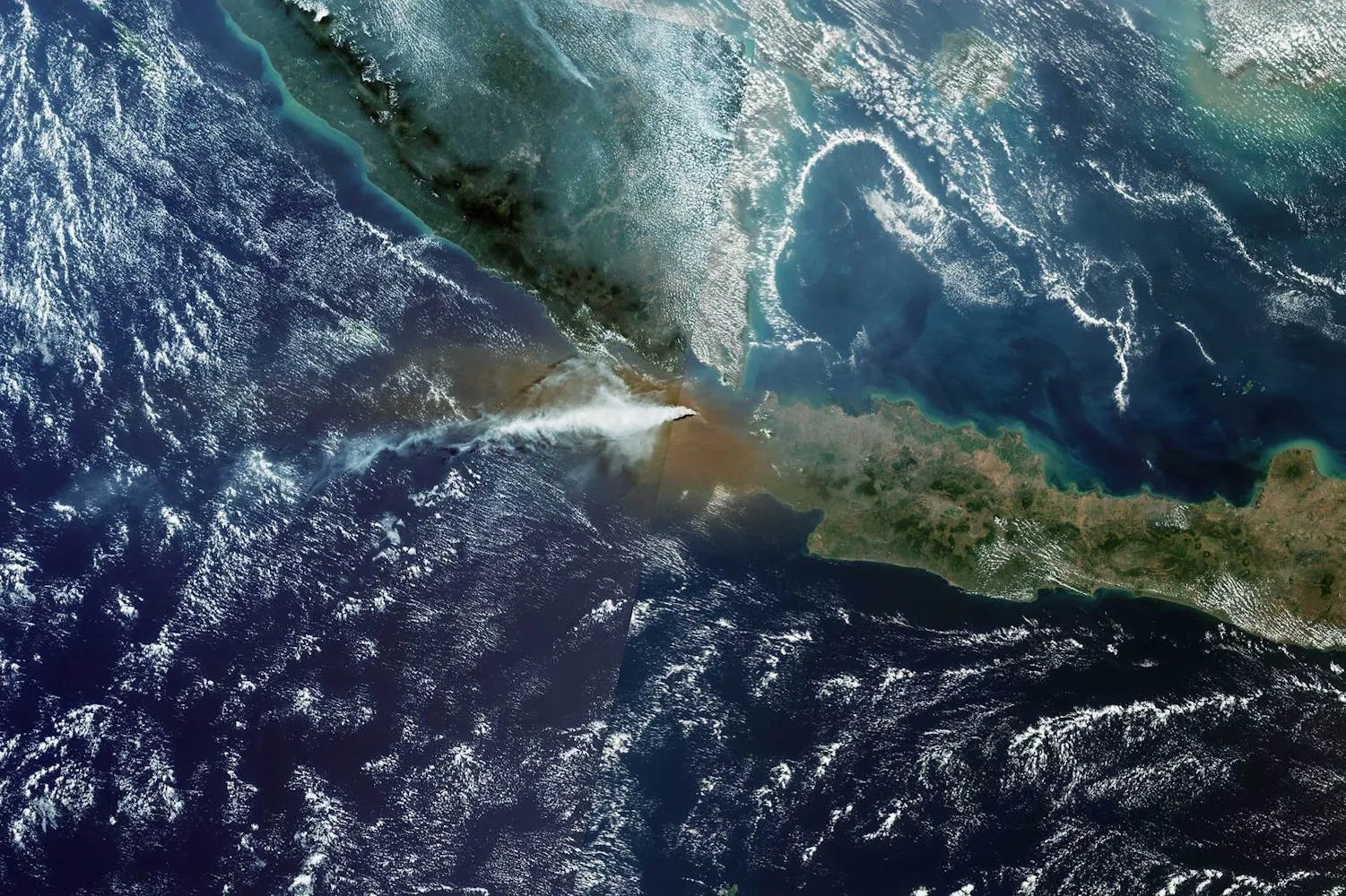 Emergono due nuove isole in Indonesia dopo l’incredibile eruzione del vulcano Anak Krakatau