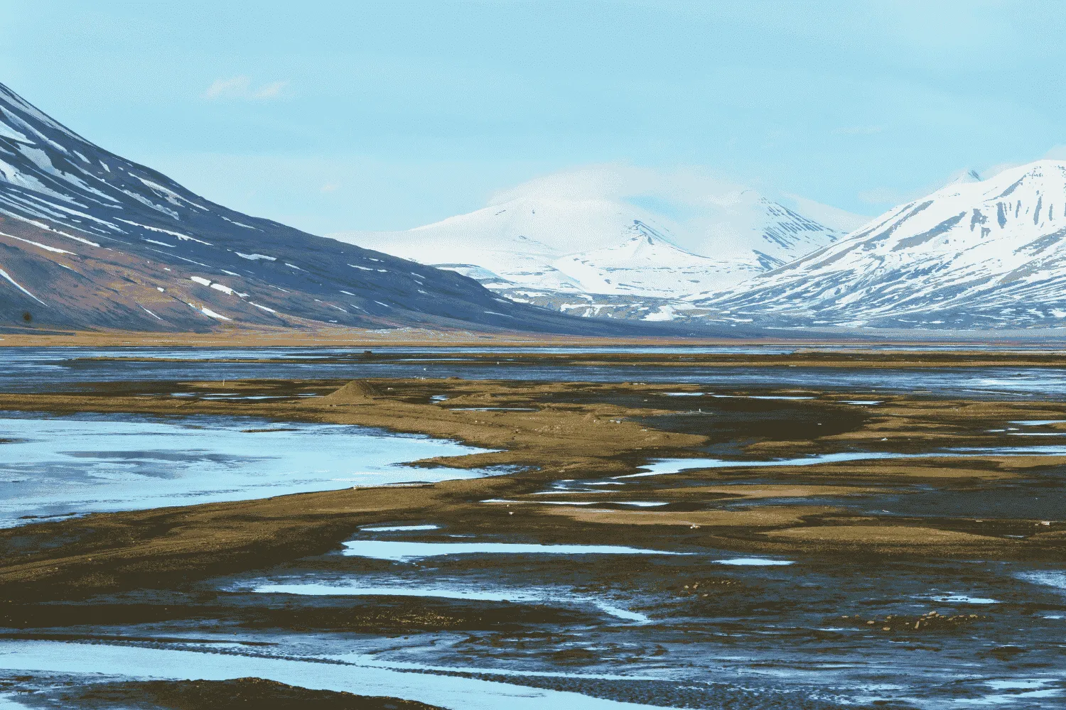 Così ghiacciai artici liberano l’antico metano intrappolato nelle rocce: studio svela concentrazioni fino a 425 volte superiori alle Svalbard