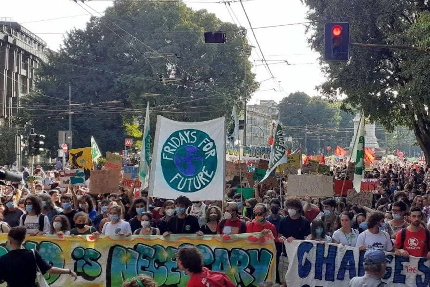 “Non ci rassegniamo”: oggi 16 ottobre lo sciopero per il clima, da Nord a Sud tornano in piazza i Fridays for Future