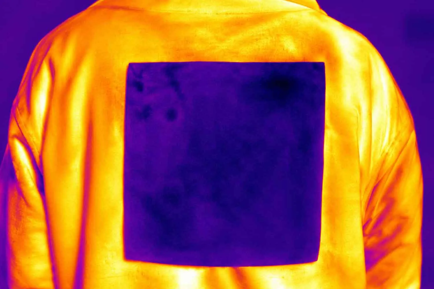 Questo nuovo tessuto stampabile ti mantiene fino a 6 °C più fresco e nel mentre produce elettricità dal movimento