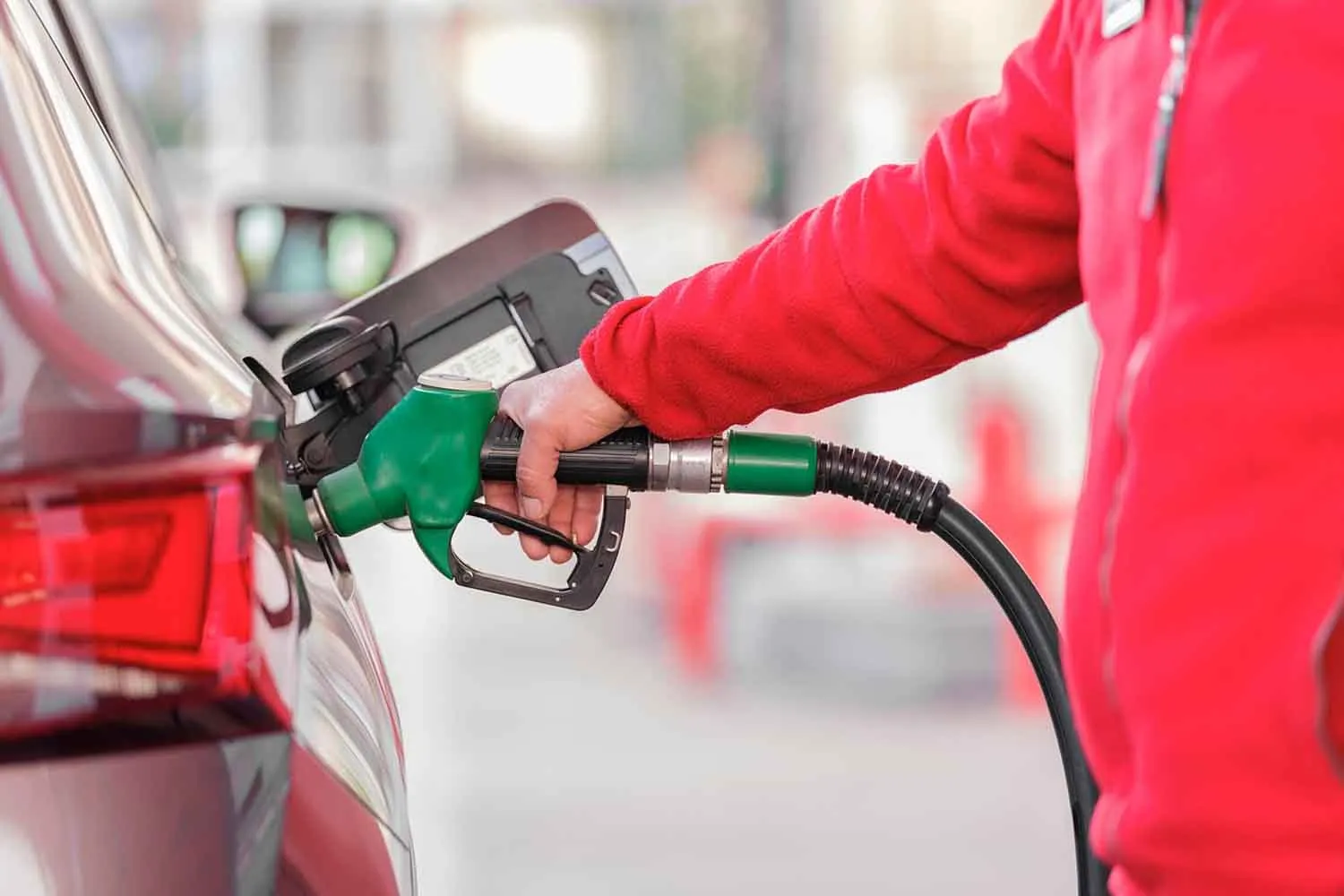 Carburanti alle stelle, il Diesel supera i 2,3 euro: in arrivo un nuovo taglio delle accise