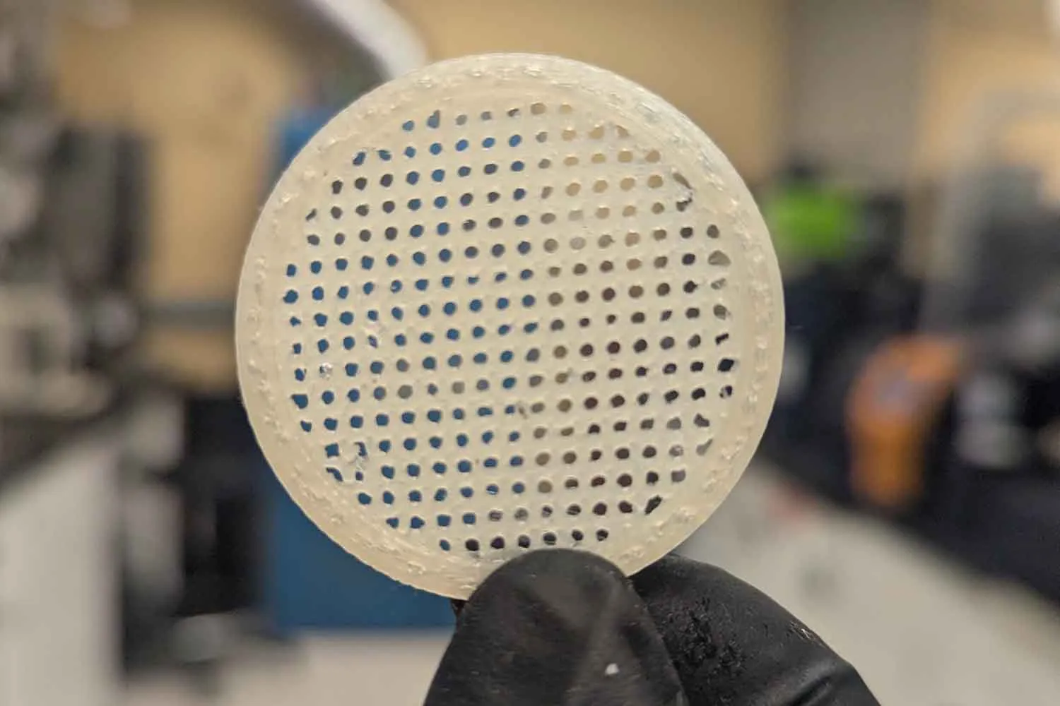 Questo filtro stampato in 3D ha catturato in laboratorio il 90% delle microplastiche dall’acqua e ora si spera funzioni anche nelle lavatrici